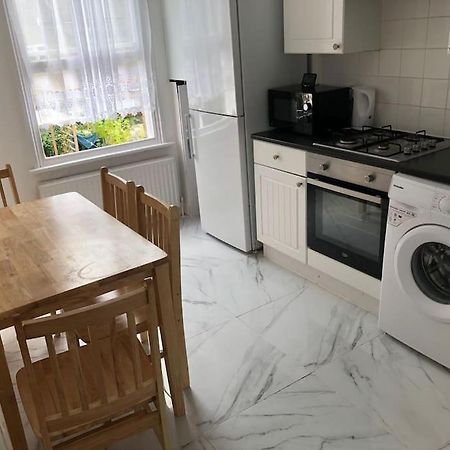 East London 2 Bedroom Flat Exteriör bild