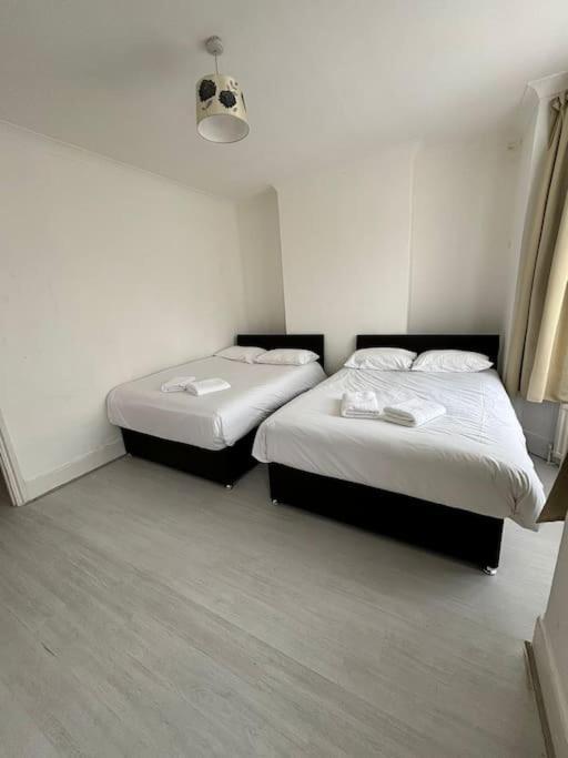 East London 2 Bedroom Flat Exteriör bild