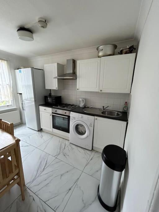 East London 2 Bedroom Flat Exteriör bild