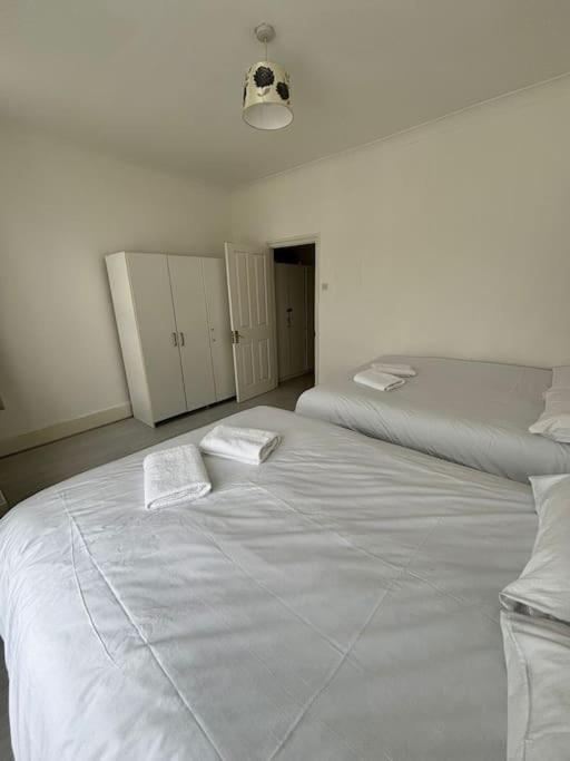 East London 2 Bedroom Flat Exteriör bild