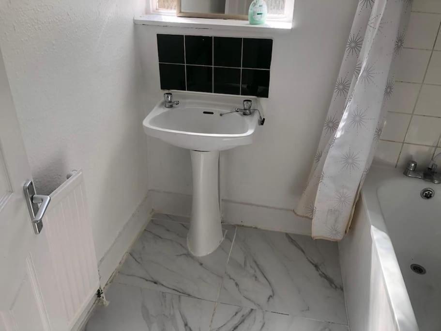 East London 2 Bedroom Flat Exteriör bild